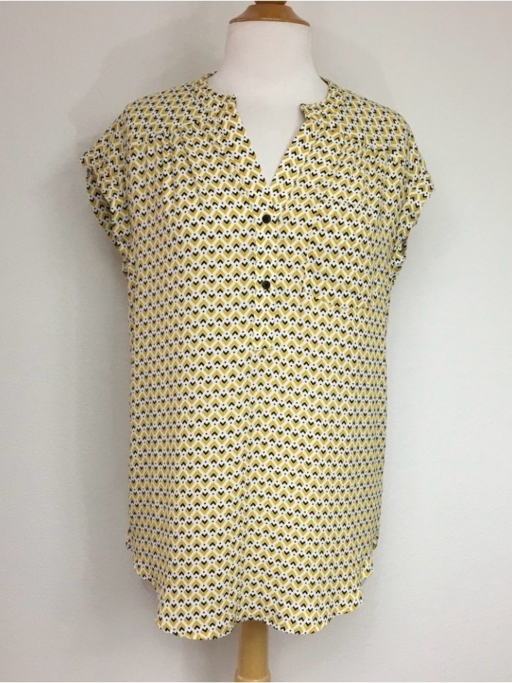 Maison d’ Amelie Womens Paris Golden White Chevron Cap Sleeve Blouse Size Small